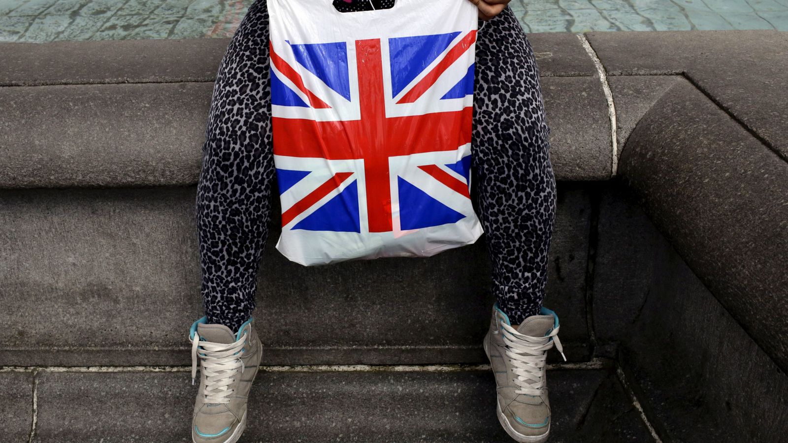 Foto: Una mujer sostiene una bolsa de plástico con la bandera británica, la Union Jack, en Londres, abril de 2016 (Reuters)