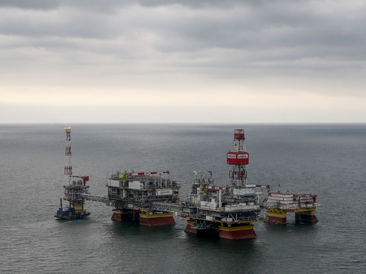 Foto: Plataforma petrolera de Lukoil en el mar Caspio (Reuters)