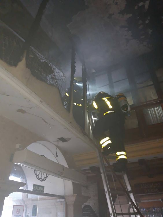 Un bombero interviene en el incendio registrado en un local del paseo marítimo de Cádiz. (CPBC) 