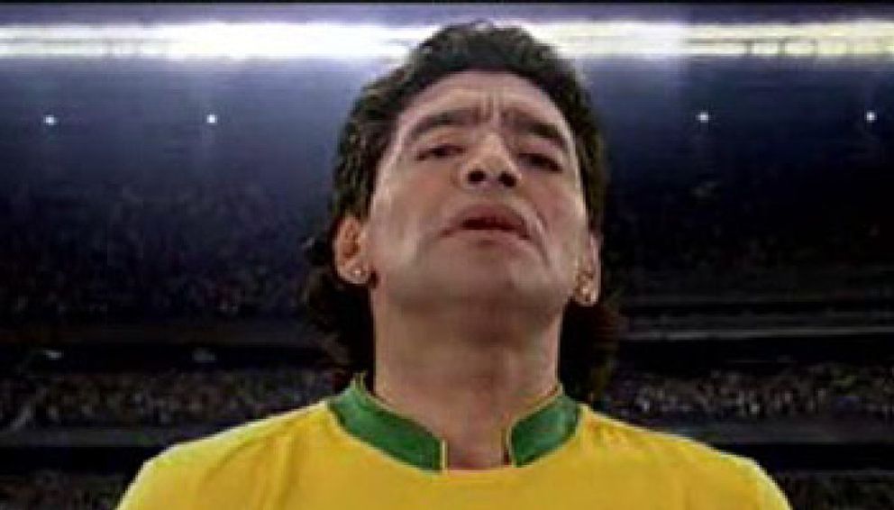 Foto: Maradona aparece con la camiseta de Brasil en la página de la AFA