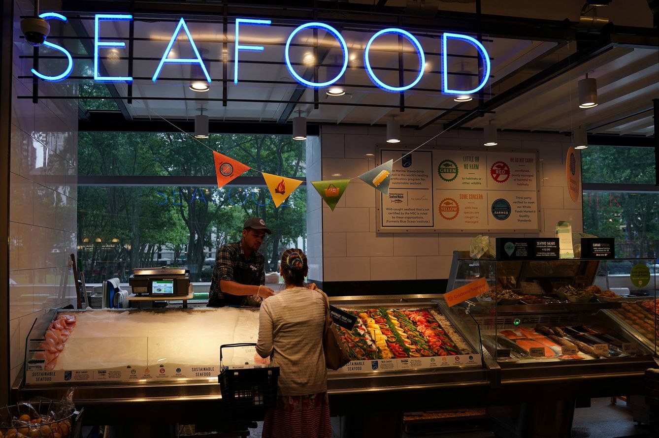 Whole Foods es uno de los pocos supermercados en EEUU donde comprar pescado y marisco fresco. (Reuters)