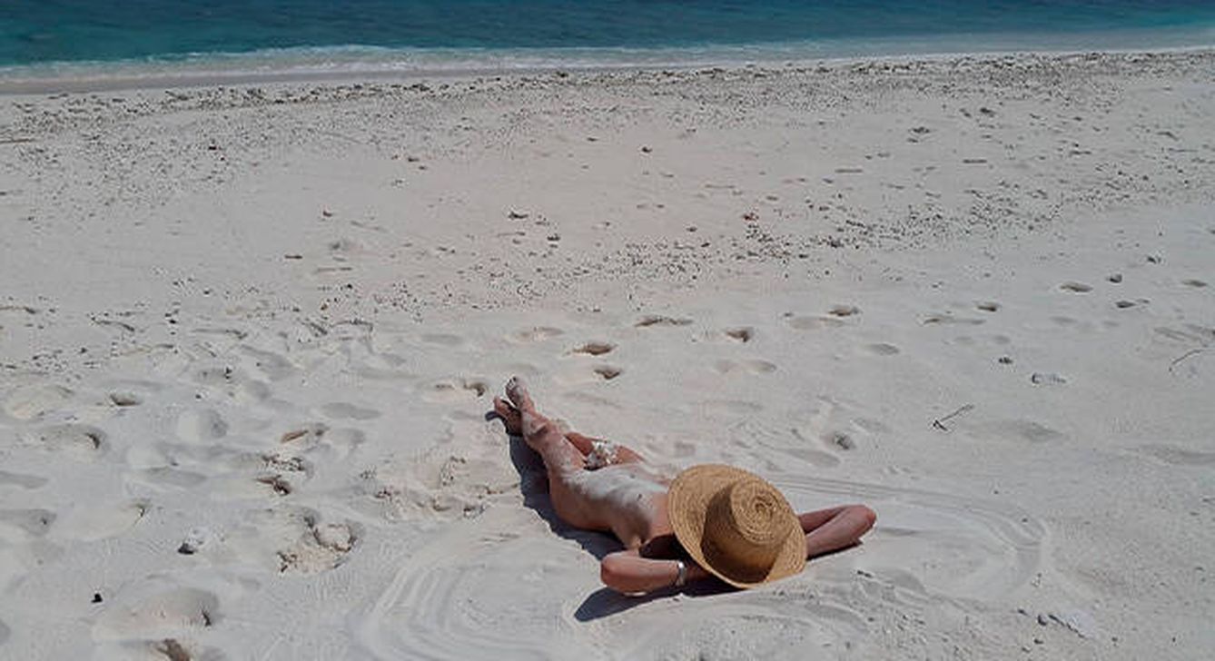  Una nudista en la playa. (Pixabay)