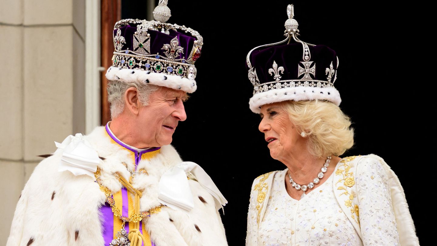 Los reyes, en el balcón del palacio de Buckingham. (Reuters)
