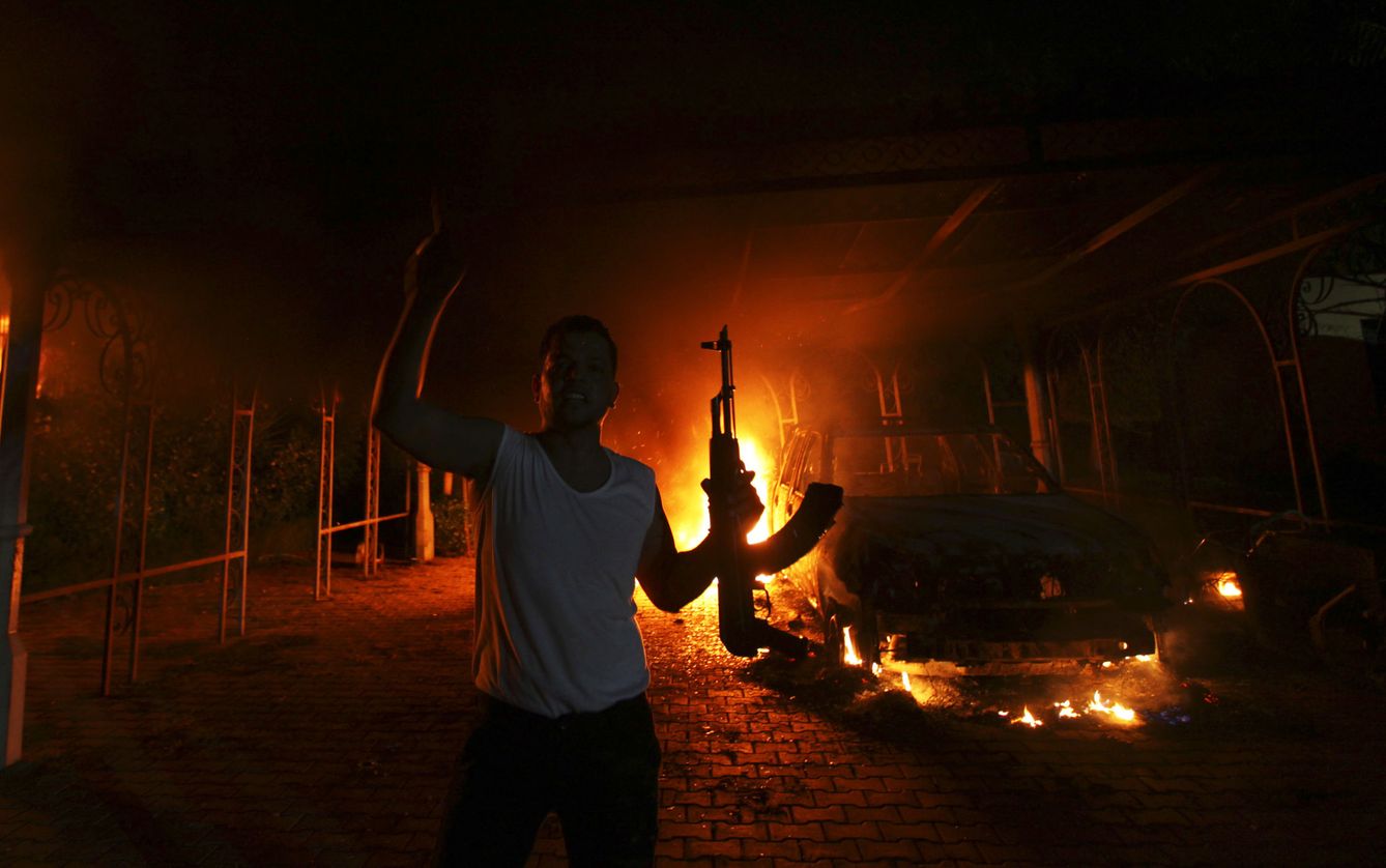 Un atacante del consulado estadounidense en Bengasi, Libia, el 11 de septiembre de 2012 (Reuters)