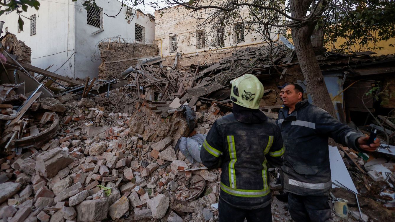 Foto: Rescatistas junto a un edificio dañado por un ataque de misiles rusos. (Reuters/Valentyn Ogirenko)