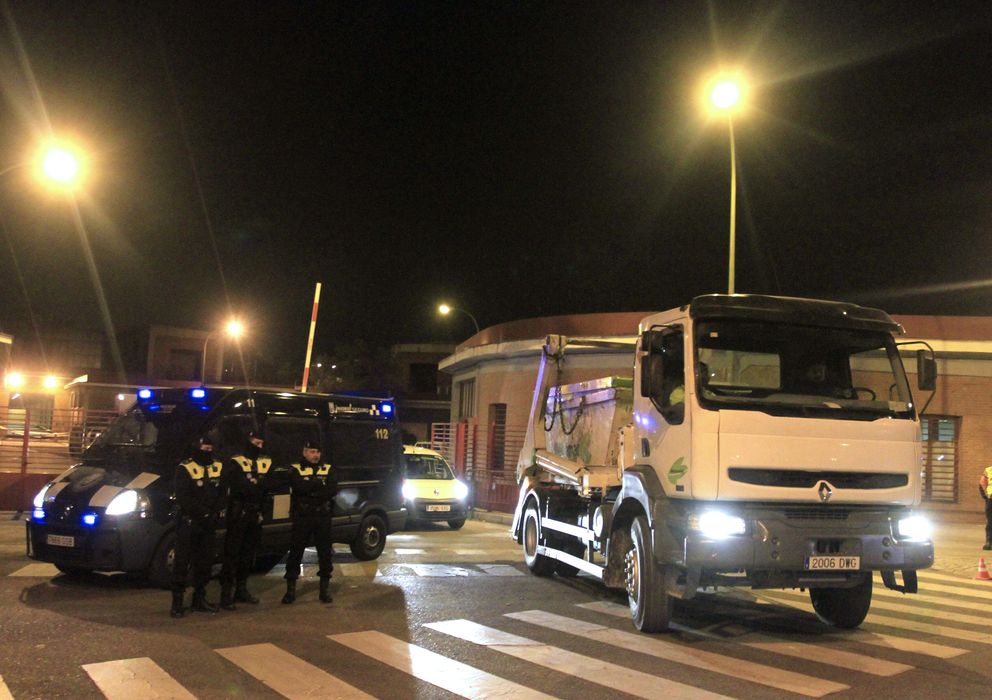 Foto: Vehículos de la empresa pública tragsa comenzaron a limpiar a las 4 de la madrugada (efe)