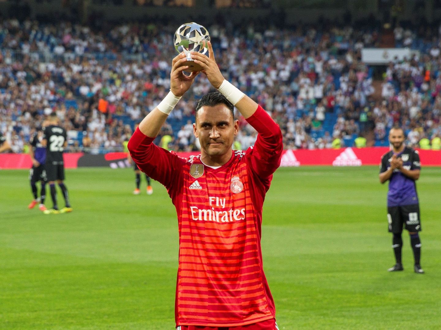Keylor Navas con su premio en el Bernabéu. (Efe)
