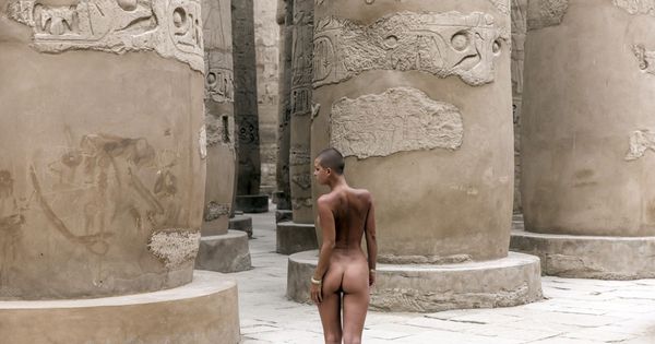 Foto: El desnudo de una modelo belga en las pirámides egipcias. (EFE)