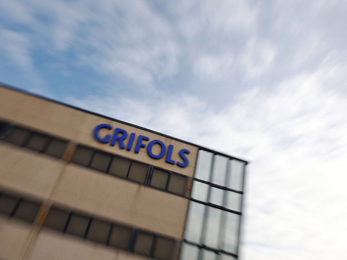 Foto: El logo de Grifols en su sede en Coslada. (Reuters/Susana Vera)