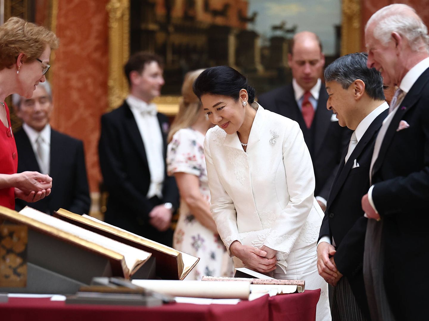 La emperatriz Masako observando las colecciones junto a su marido y a Carlos de Inglaterra. (Gtres)