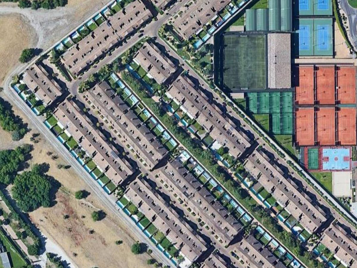 Foto: Grupo de viviendas de lujo de la urbanización La Finca donde su ubica la casa de 480 metros de los Fabra. 