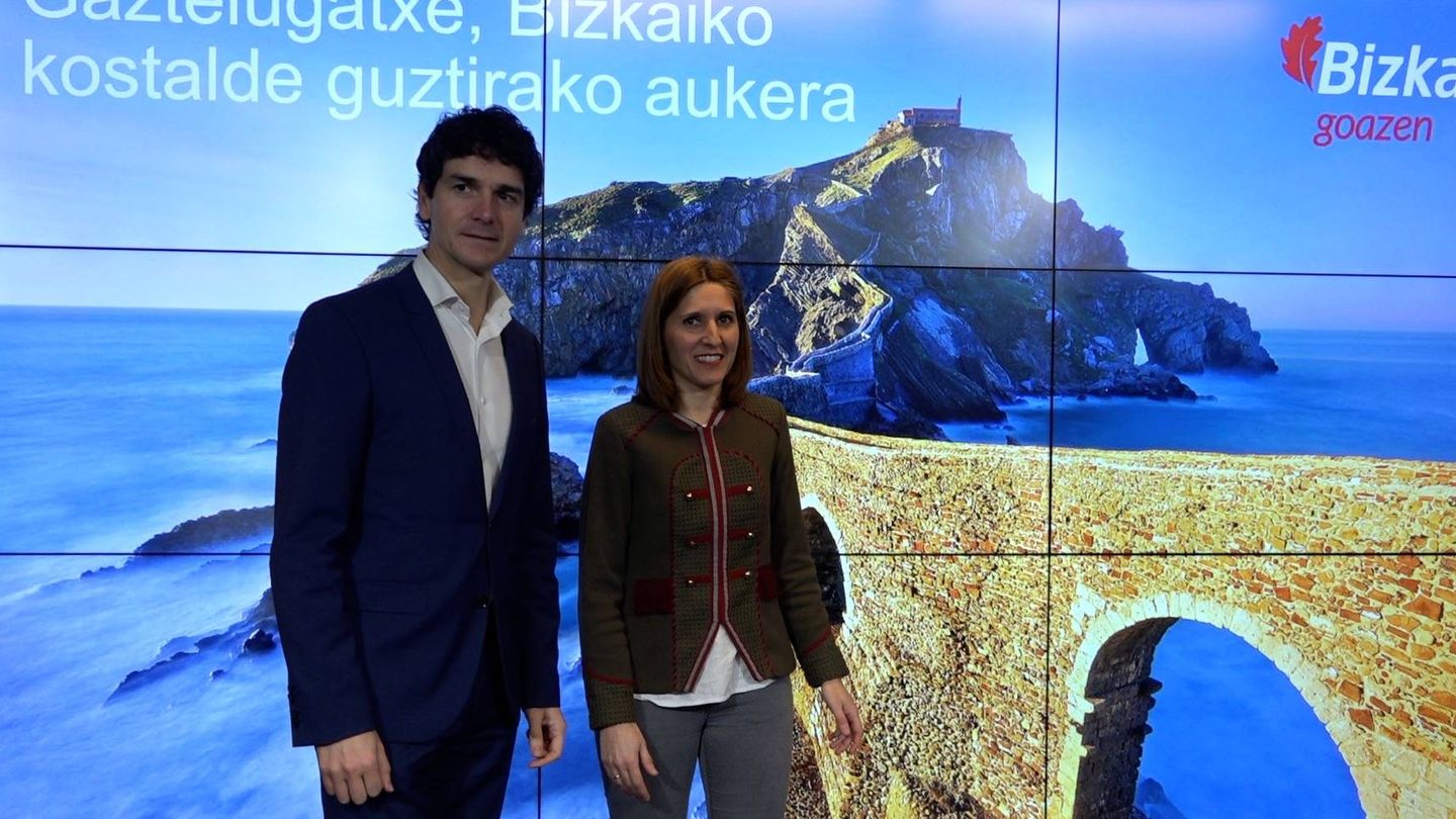 Unai Rementeria, diputado general de Vizcaya, y Elena Unzueta, responsable de Sostenibilidad y Medio Natural, presentan el plan turístico y económico para Gaztelugatxe. (EC)