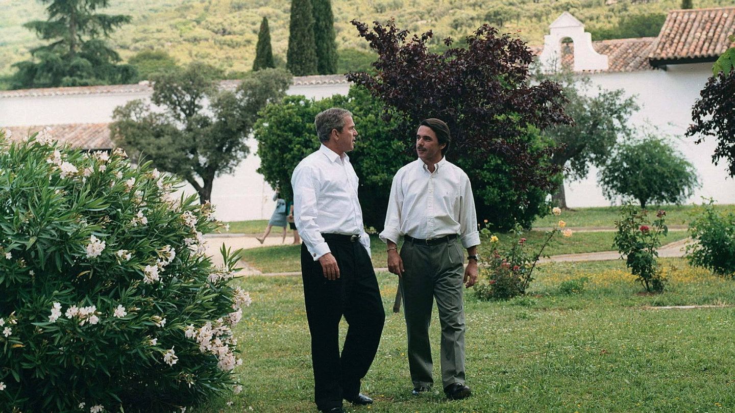 José María Aznar y George W. Bush pasean por la finca Quintos de Mora. (EFE)