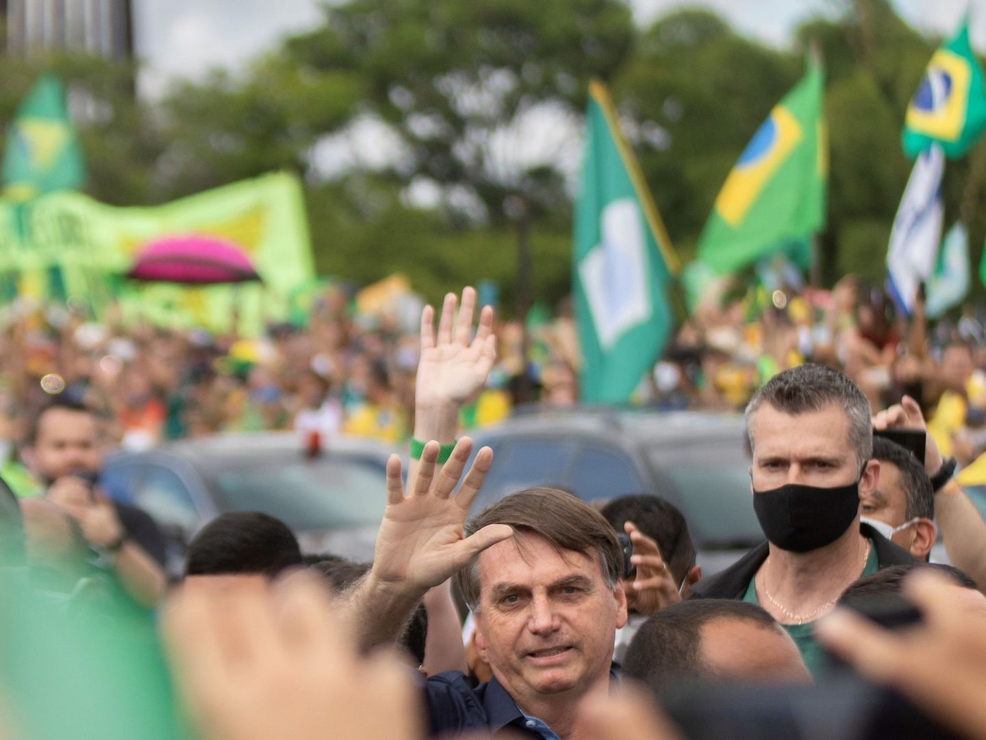 El presidente de Brasil, Jair Bolsonaro, se reúne con simpatizantes este domingo, en Brasilia (Brasil). (EFE)