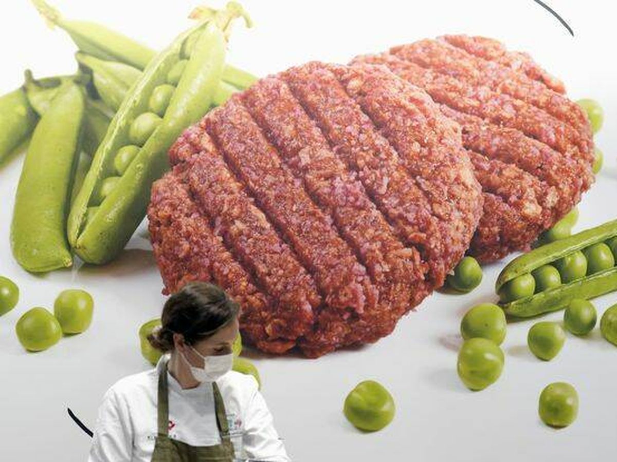 Foto: Una cocinera prepara hamburguesas de proteína vegetal en el Salón Alimentaria. (EFE/Alejandro García)