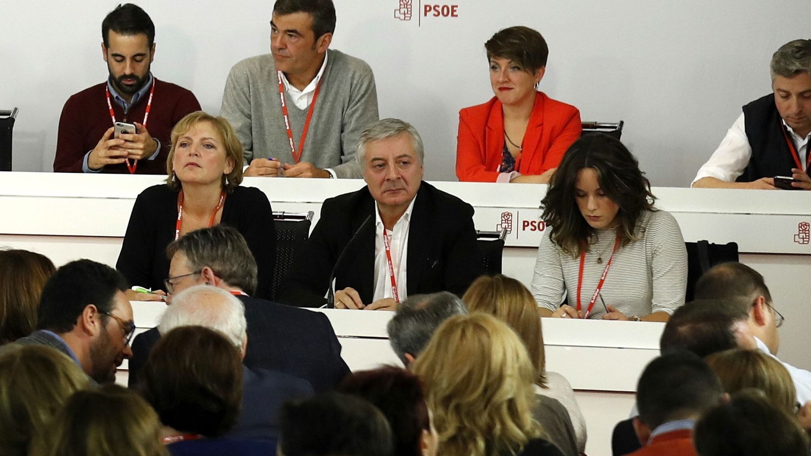 Foto: José Blanco, presidente de la mesa del comité federal, con Carmen Madrid y Mariola López, durante la reunión del comité federal de este 23 de octubre. (EFE)