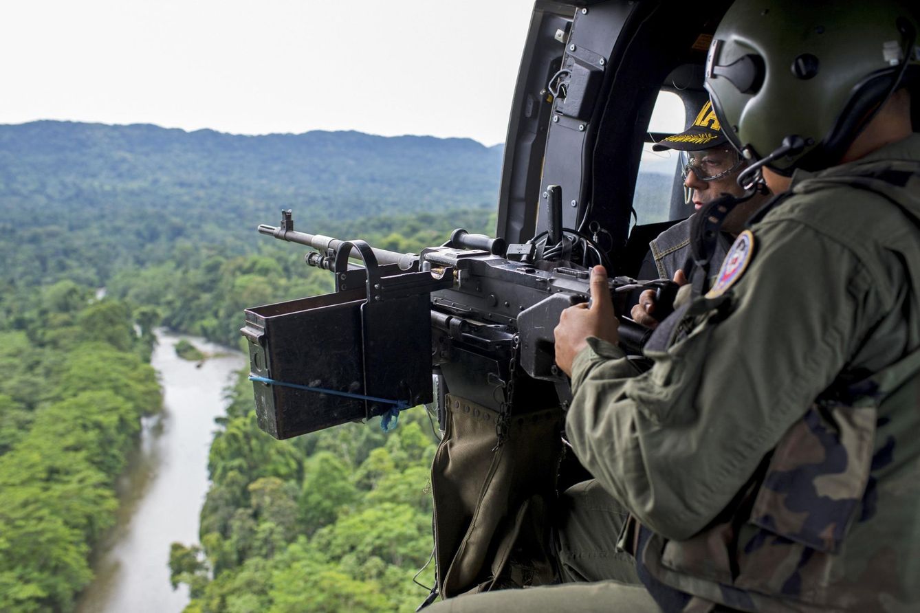 La tripulación de un helicóptero vigila durante una operación militar antidroga en Zulia, en diciembre de 2014. (Reuters)
