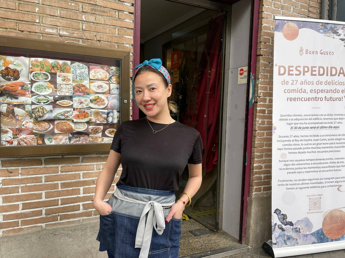 Foto: Susi, la dueña del local, frente al cartel en el que anuncia la despedida del restaurante chino en el que comió el rey emérito. (L.F.)