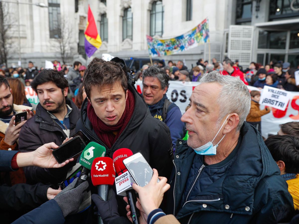 Foto: Íñigo Errejón (c) atiende a los medios junto al concejal de Más Madrid, Paco Pérez, durante una manifestación vecinal en Madrid. (EFE)