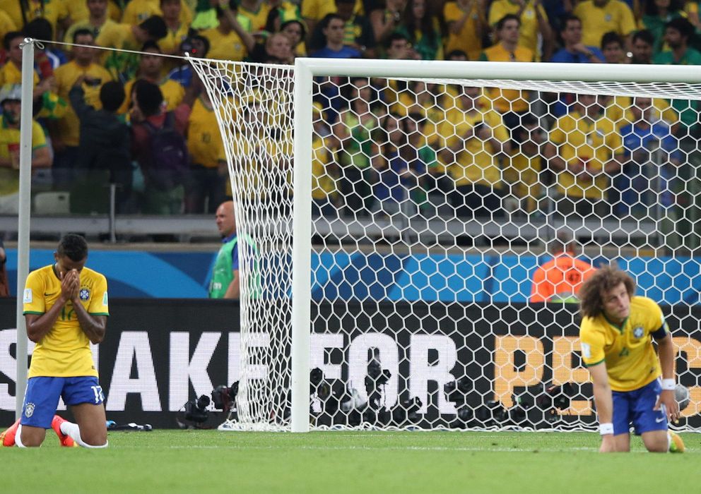 Foto: Luiz Gustavo y David Luiz abatidos tras el histórico 1-7 de las semifinales del Mundial. 