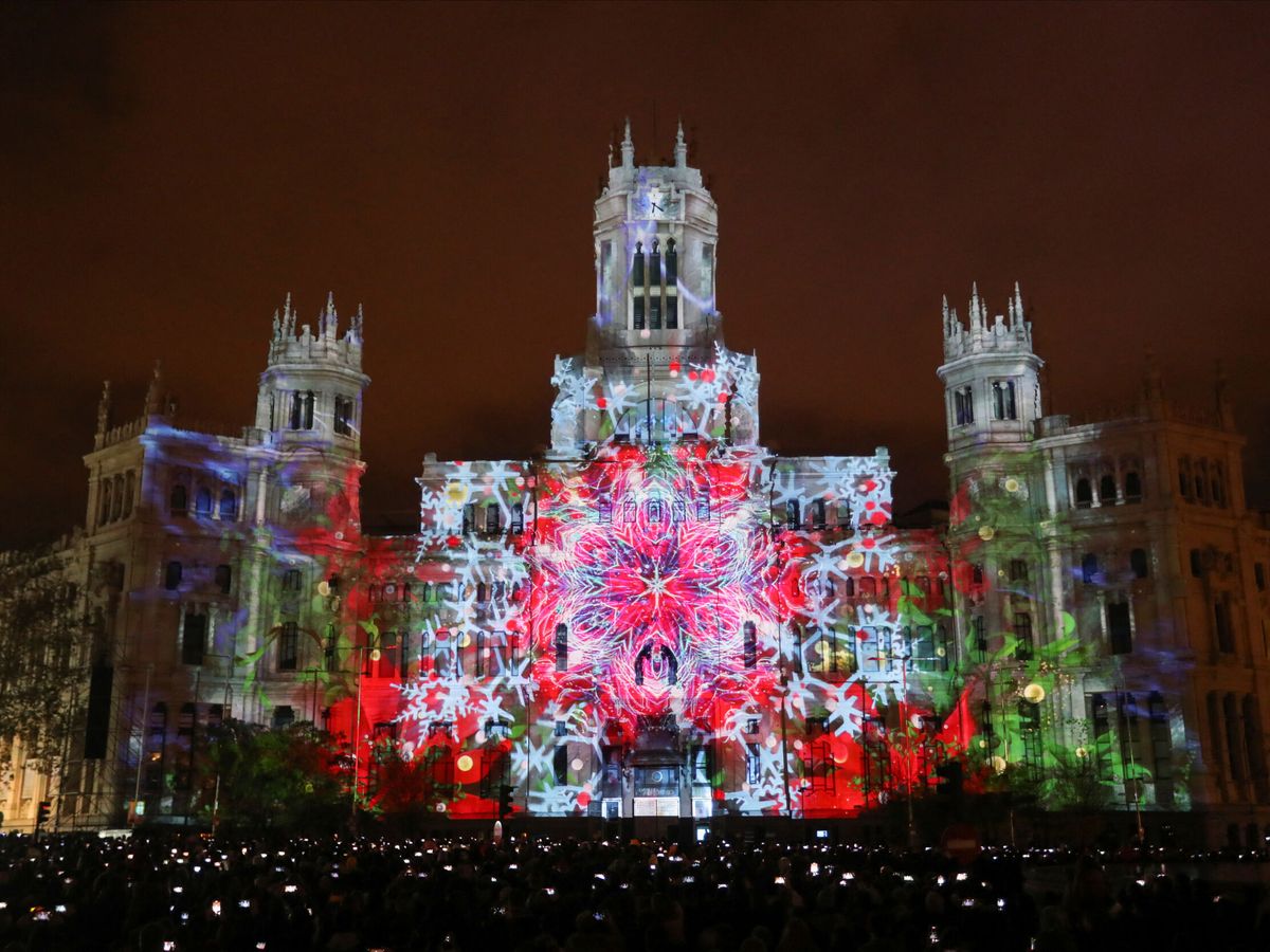 Foto: El palacio de Cibeles, iluminado por Navidad. (Reuters/Isabel Infantes)