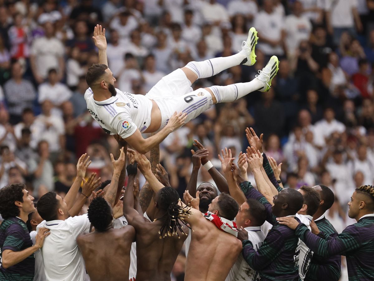 Foto: Benzema, manteado por todos sus compañeros. (EFE/Daniel González)