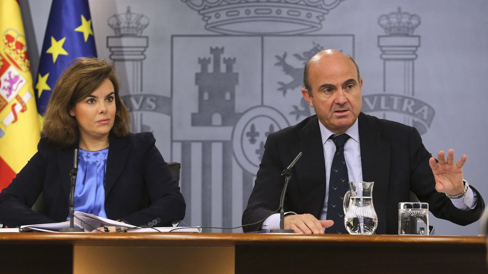 Foto: La vicepresidenta del Gobierno en funciones, Soraya Sáenz de Santamaría y el ministro de Economía y Competitividad, Luis de Guindos. (EFE)