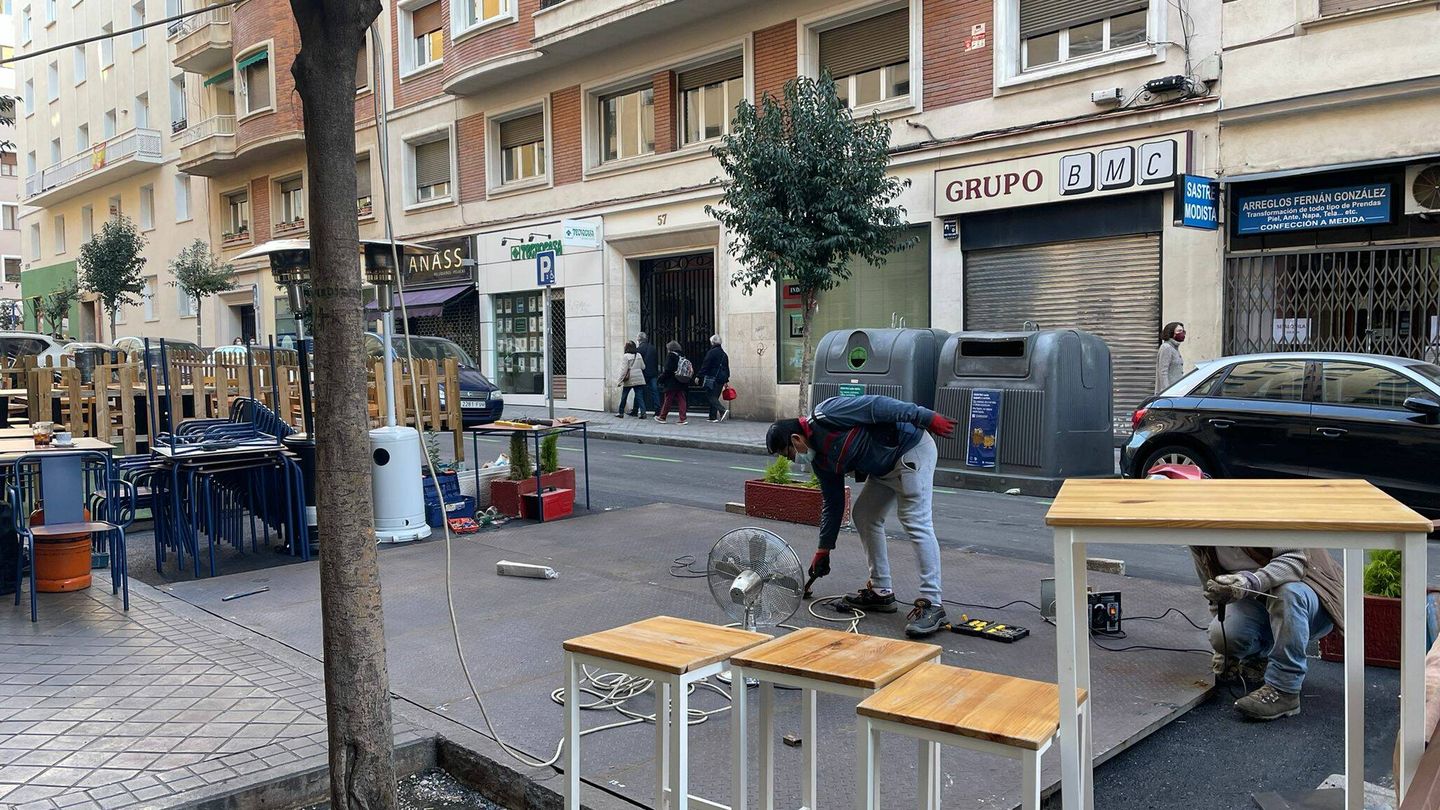 Colocando la terraza en la calle Menorca de Madrid. (L.F.)