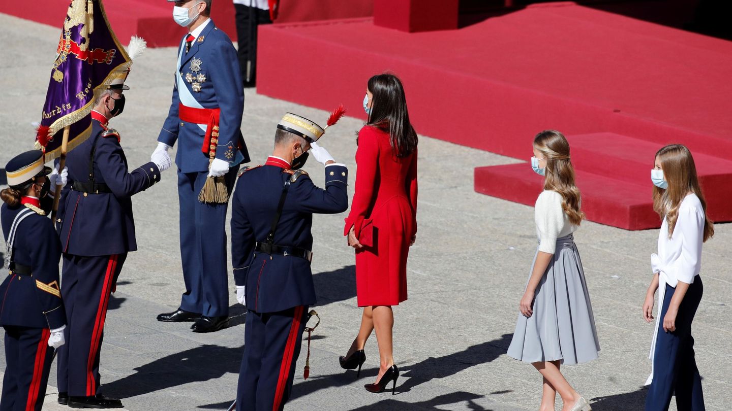 El rey Felipe VI junto con la reina Letizia y sus hijas en el Día de la Fiesta Nacional. (EFE)