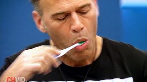 Carlos Lozano confirma que se lavó los dientes con el cepillo del váter