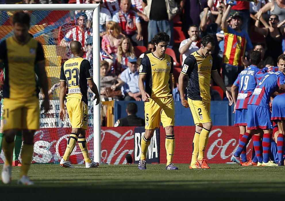 Foto: Jugadores del Atlético de Madrid desolados tras uno de los goles del Levante (EFE)