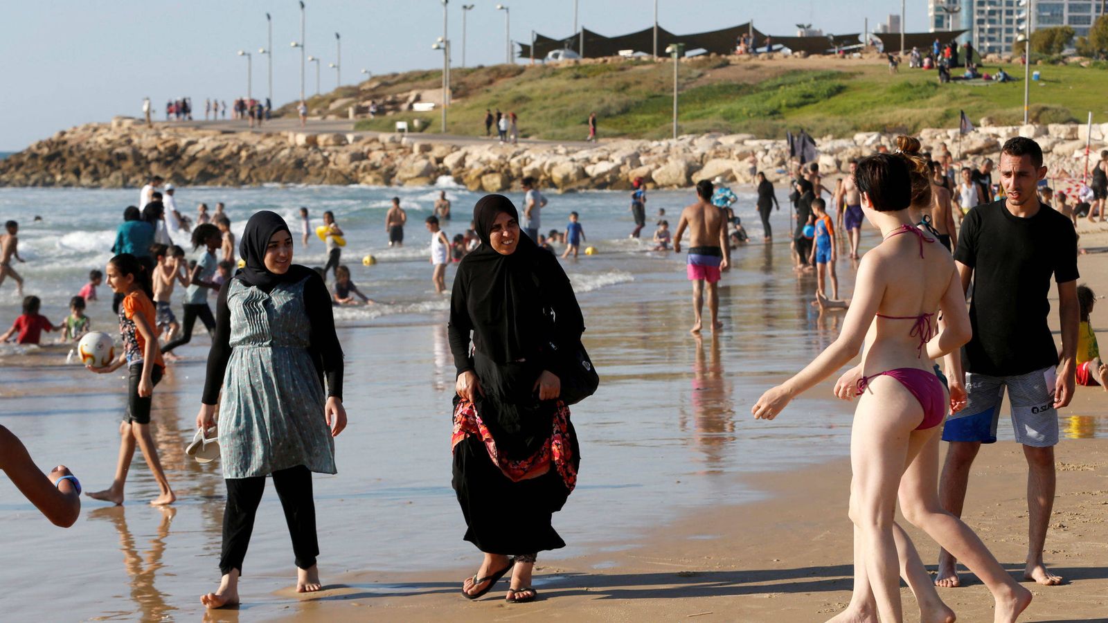 Foto: Mujeres musulmanas caminan por la playa. (Reuters)