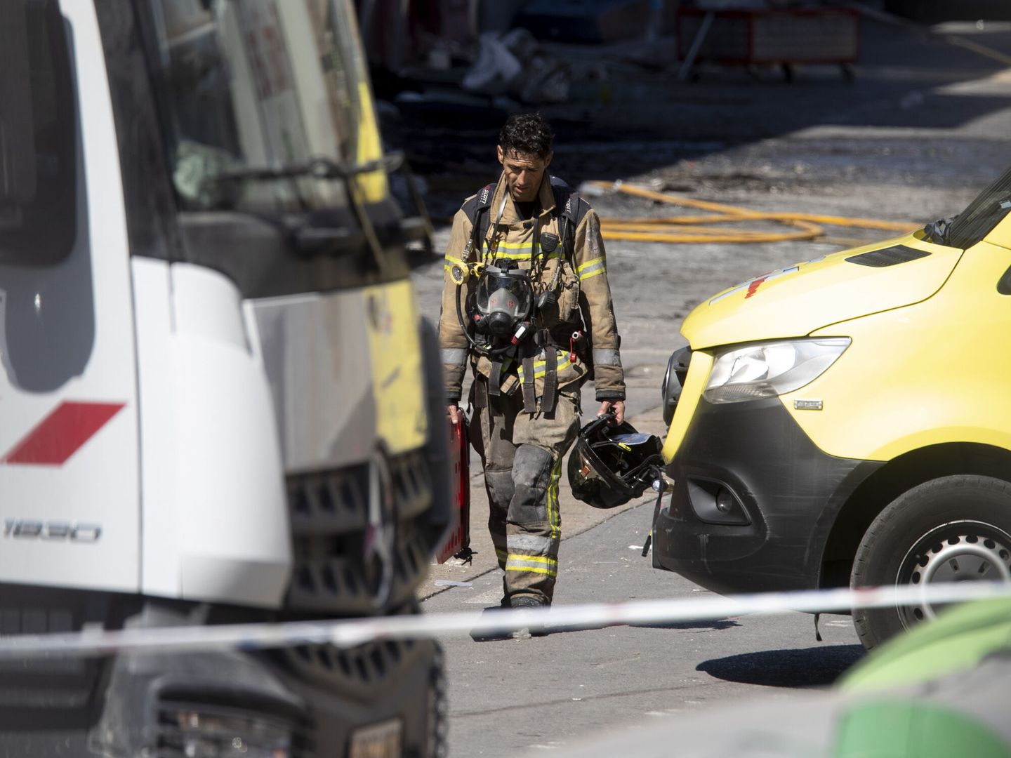 Un bombero durante las labores de rescate de cuerpos de los fallecidos en el incendio. (EFE/Marcial Guillén)