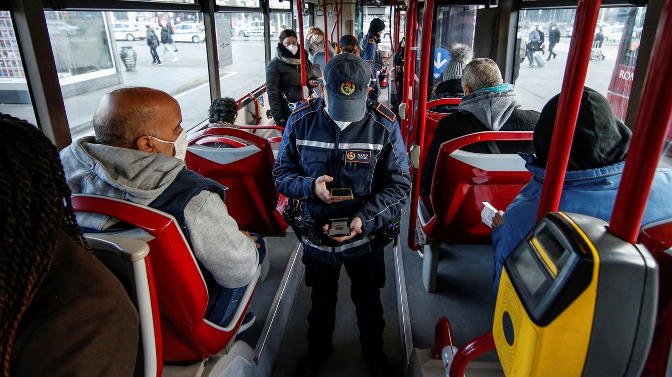 Foto: La policía de Roma comprueba el pasaporte covid de los pasajeros de un autobús. (EFE/Fabio Frustaci)