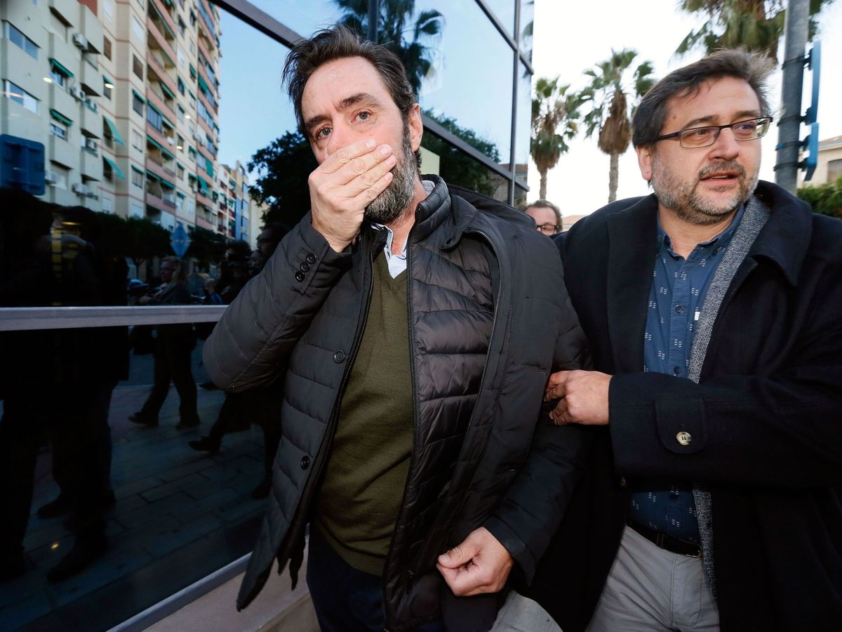 Foto: Miguel López a su salida de la sala tras ser declarado "no culpable".