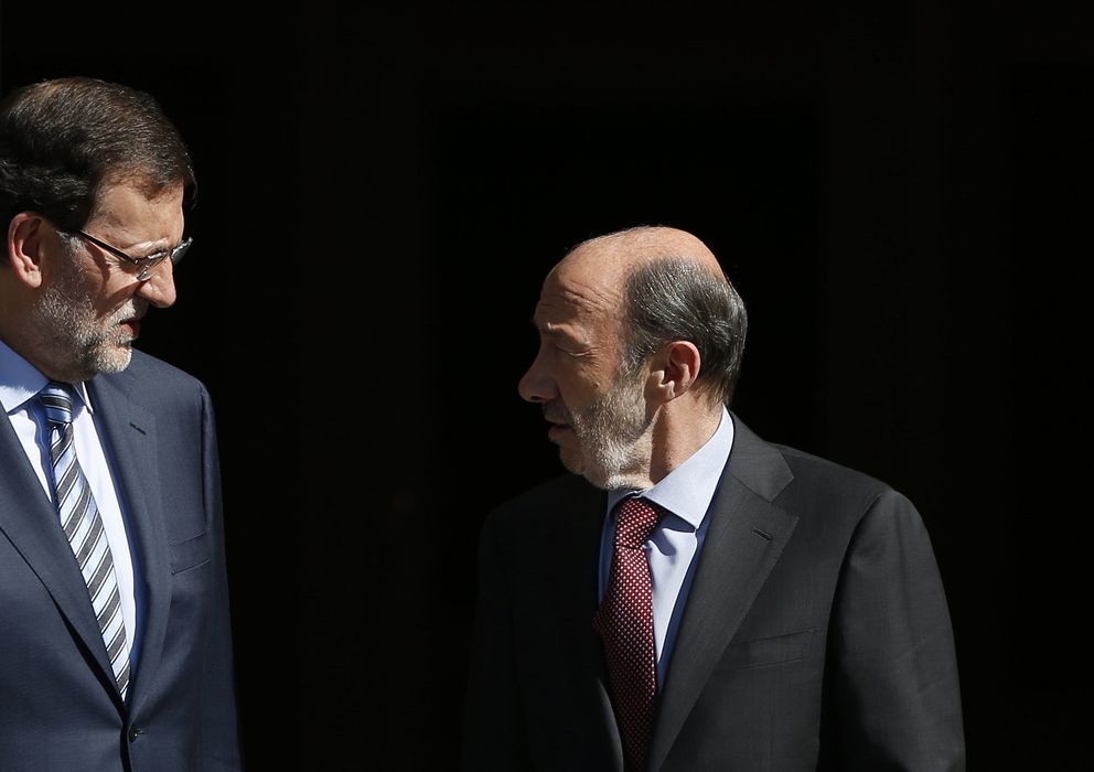 Foto: El presidente del Gobierno, Mariano Rajoy, y el secretario general del PSOE, Alfredo Pérez Rubalcaba. (EFE) 