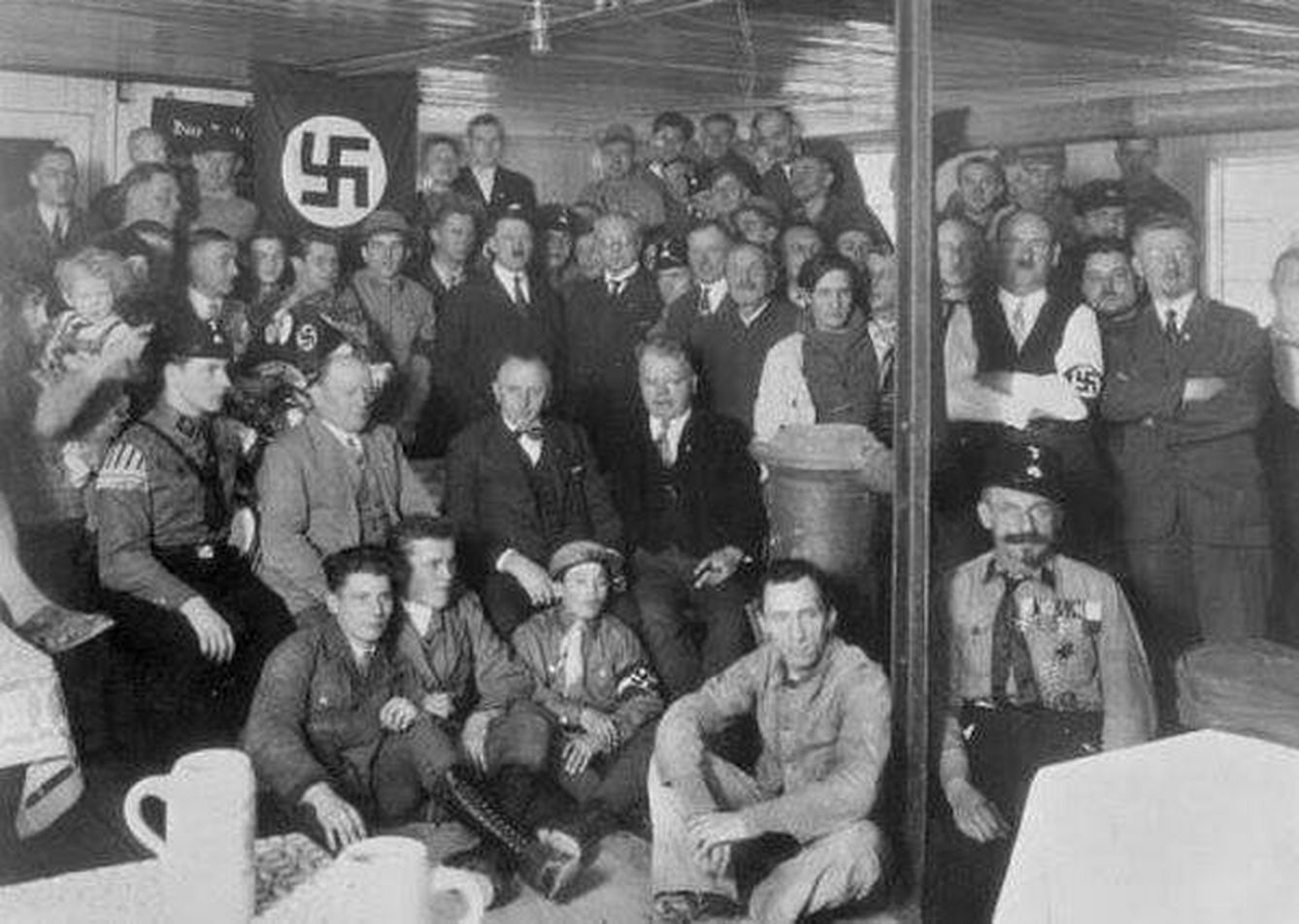 Adolf Hitler junto a miembros del recién creado partido nazi en 1920.