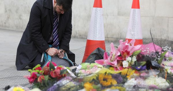 Foto: Un hombre recuerda a las siete víctimas mortales del último atentado en Londres. (Reuters)