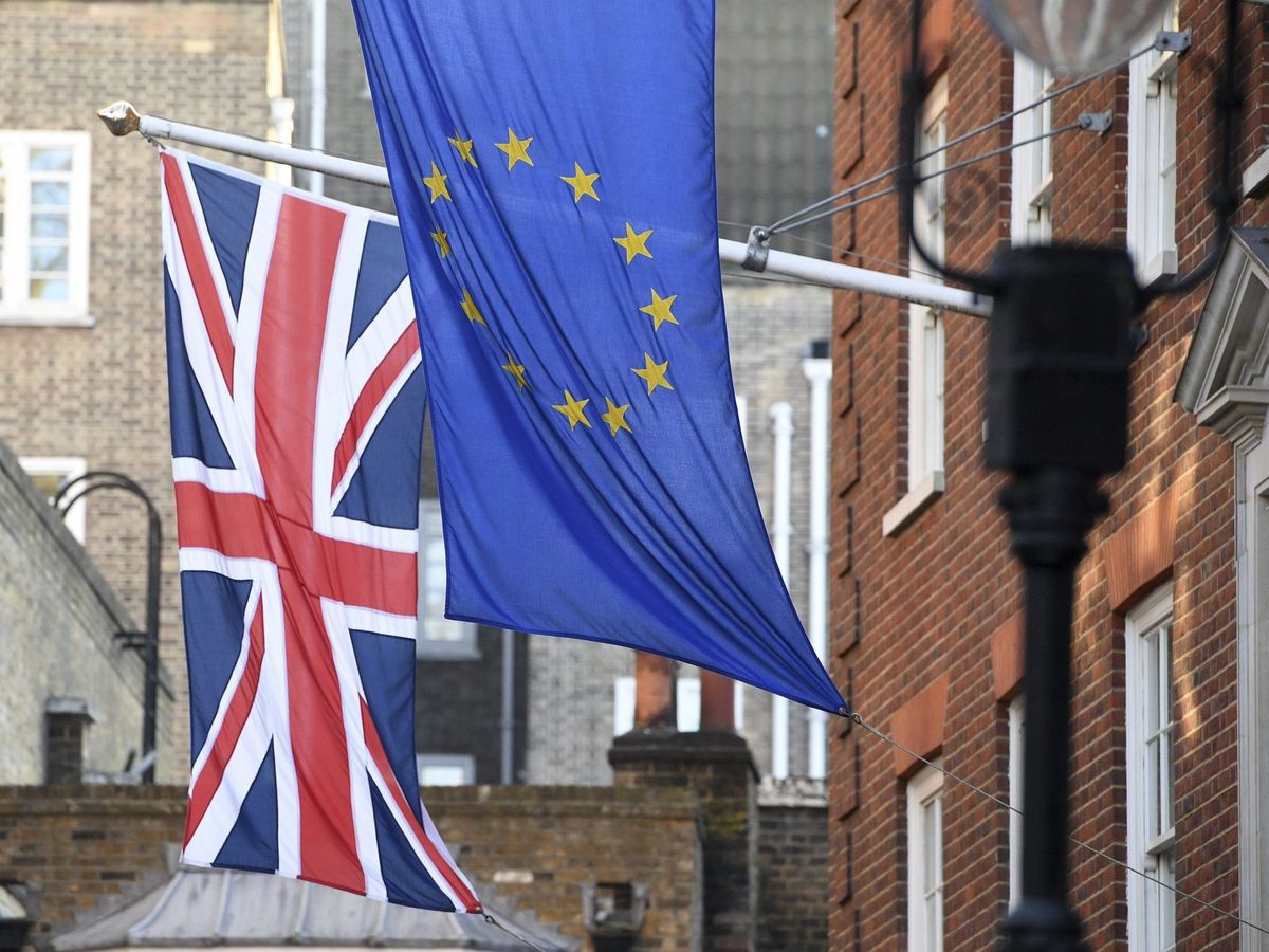 Foto: Vista de la bandera británica y la de la Unión Europea. (EFE) 