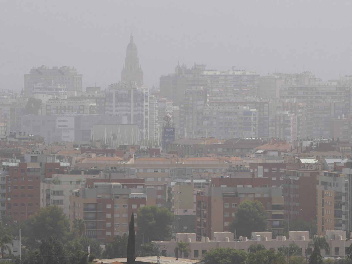 Foto:  La ciudad de Murcia cubierta por contaminación atmosférica. (EFE/Marcial Guillén)