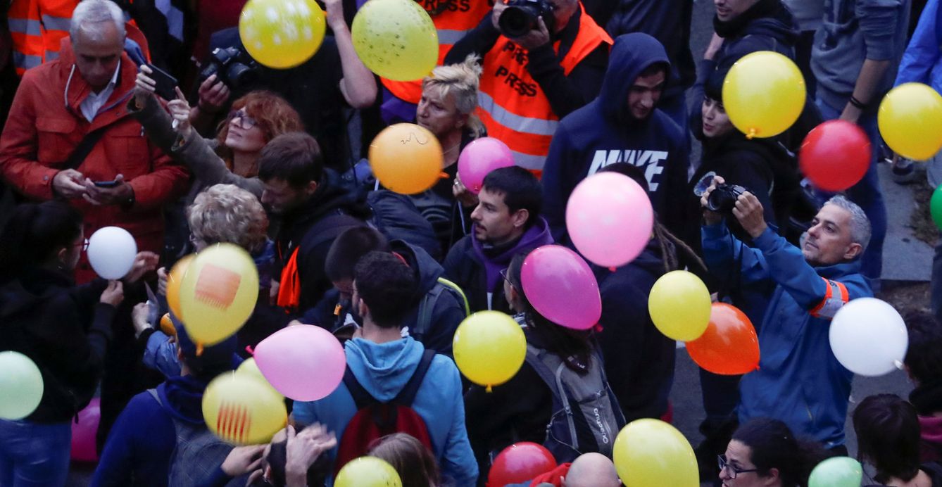 Manifestantes lanzan globos al aire en Barcelona. (Reuters)