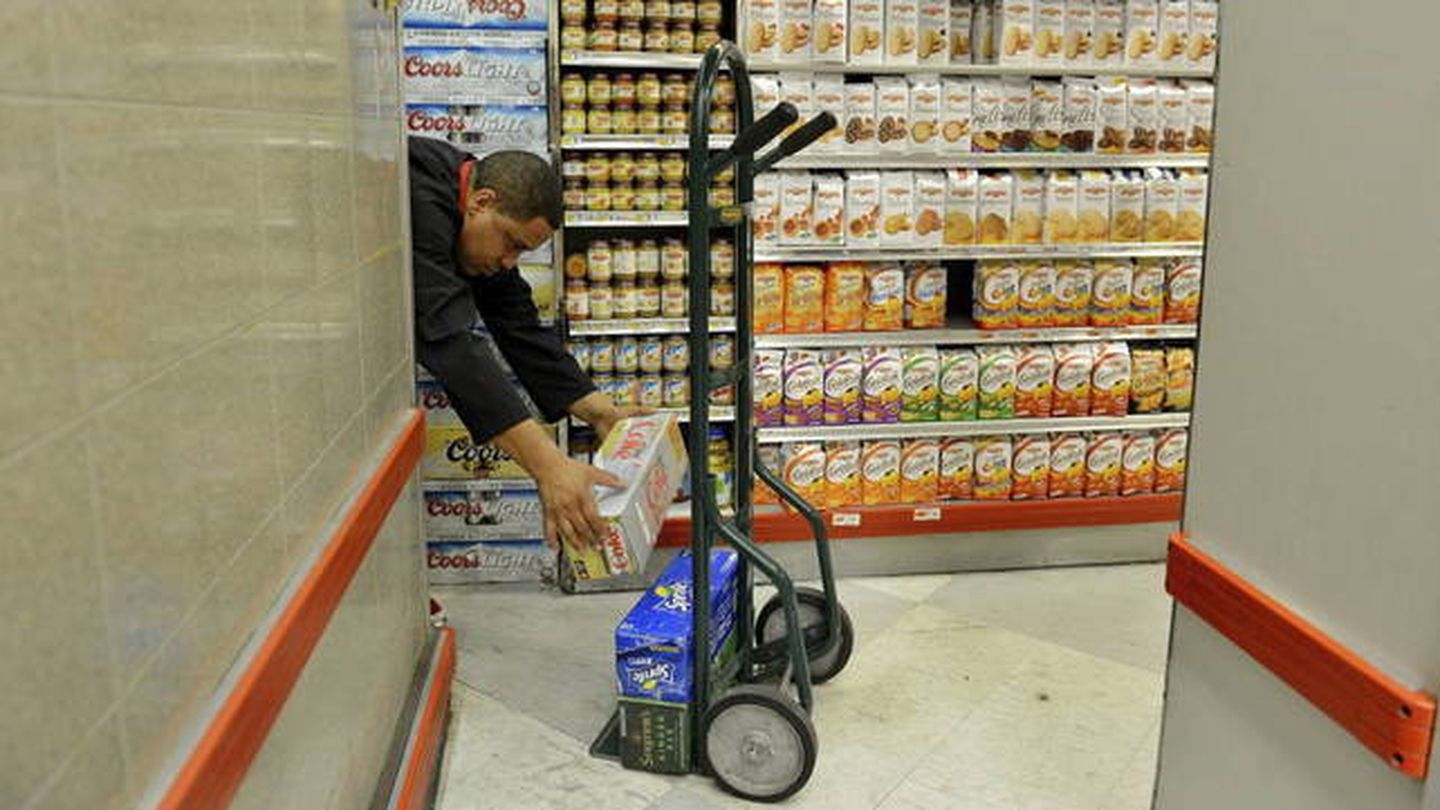 Un reponedor carga comida en un supermercado. (EFE)