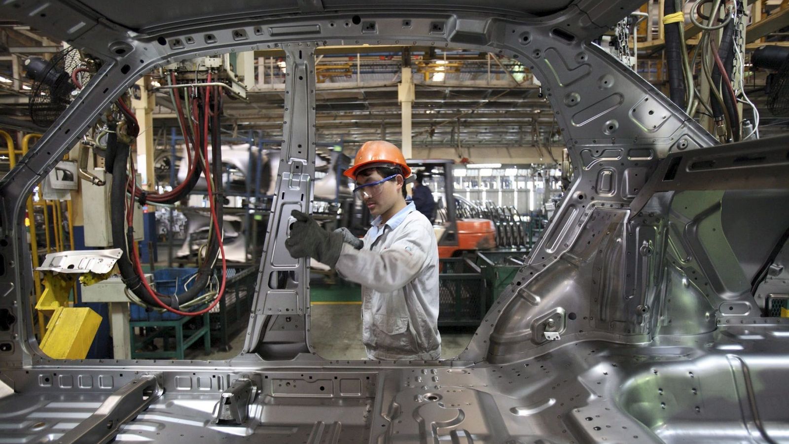 Foto: Fotografía de archivo que muestra a un hombre mientras trabaja en una planta de automóviles en Ningbo, China