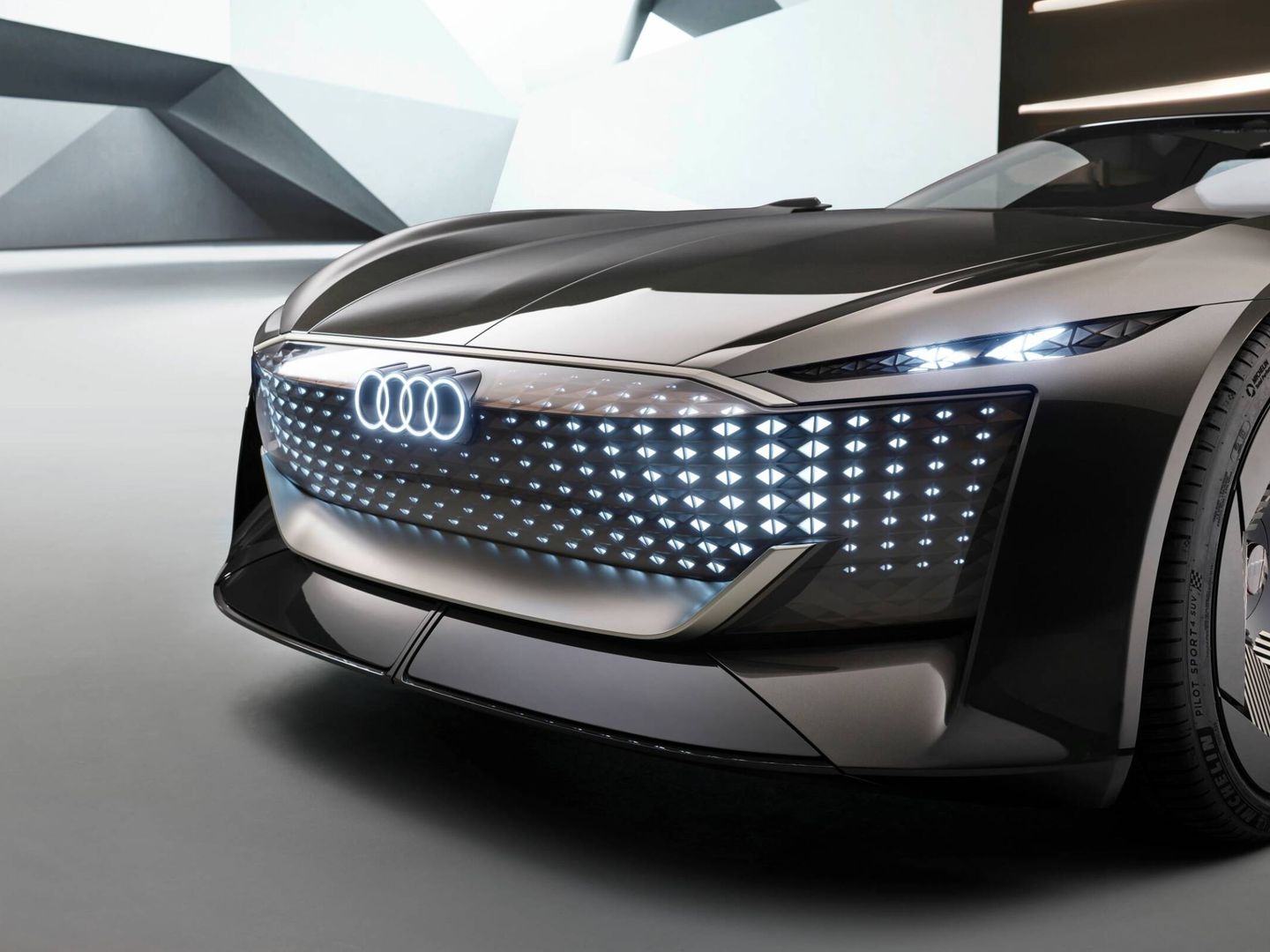 Conviene quedarse con la imagen frontal del Skysphere, pues Audi dice que avanza el futuro lenguaje de diseño de la marca.