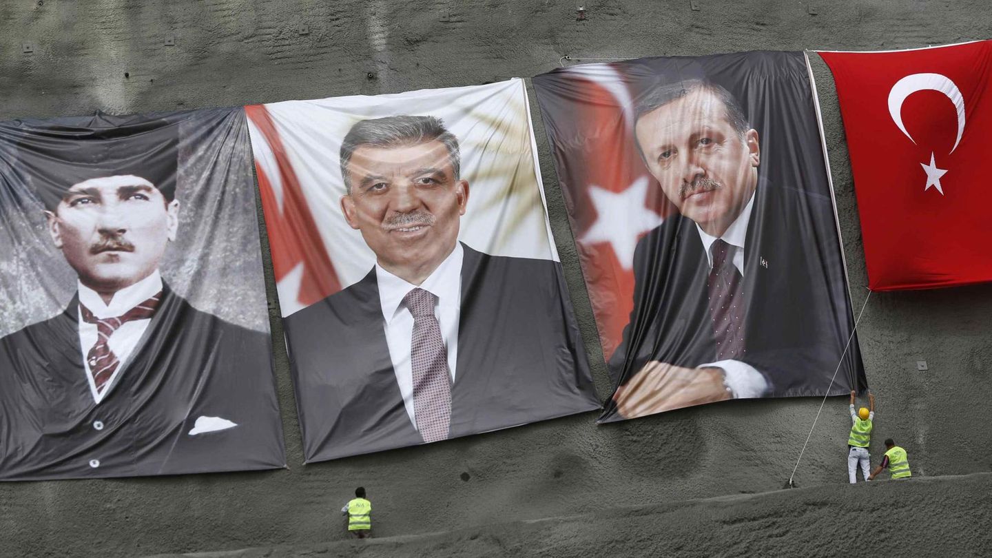 Carteles con la imagen de los líderes turcos en Estambul (Reuters). 