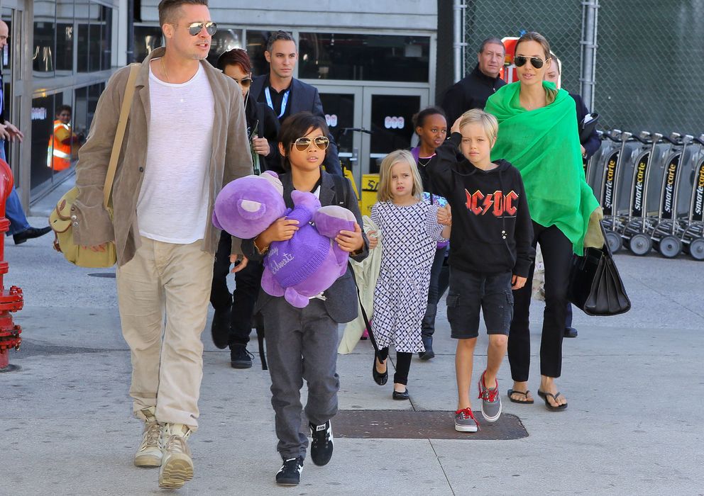 Foto: Brad Pitt y Angelina Jolie con cinco de sus ocho hijos durante unas vacaciones en Los Ángeles (Gtres)
