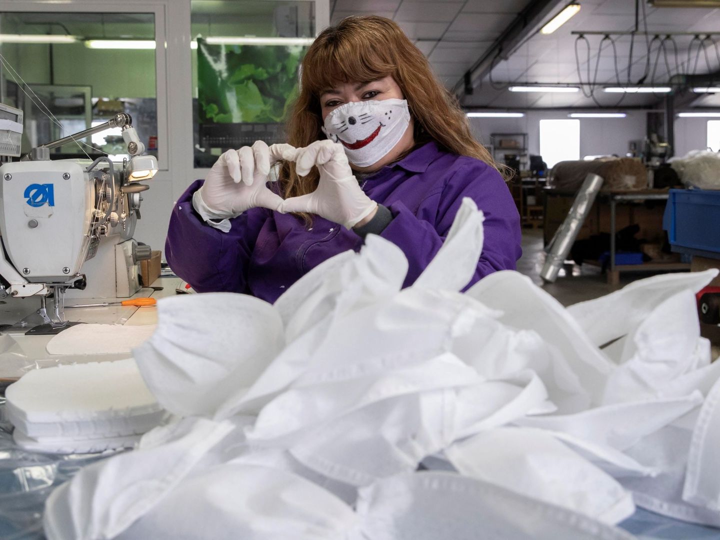 Trabajadoras afectadas por un ERTE fabrican de forma voluntaria mascarillas. (EFE)