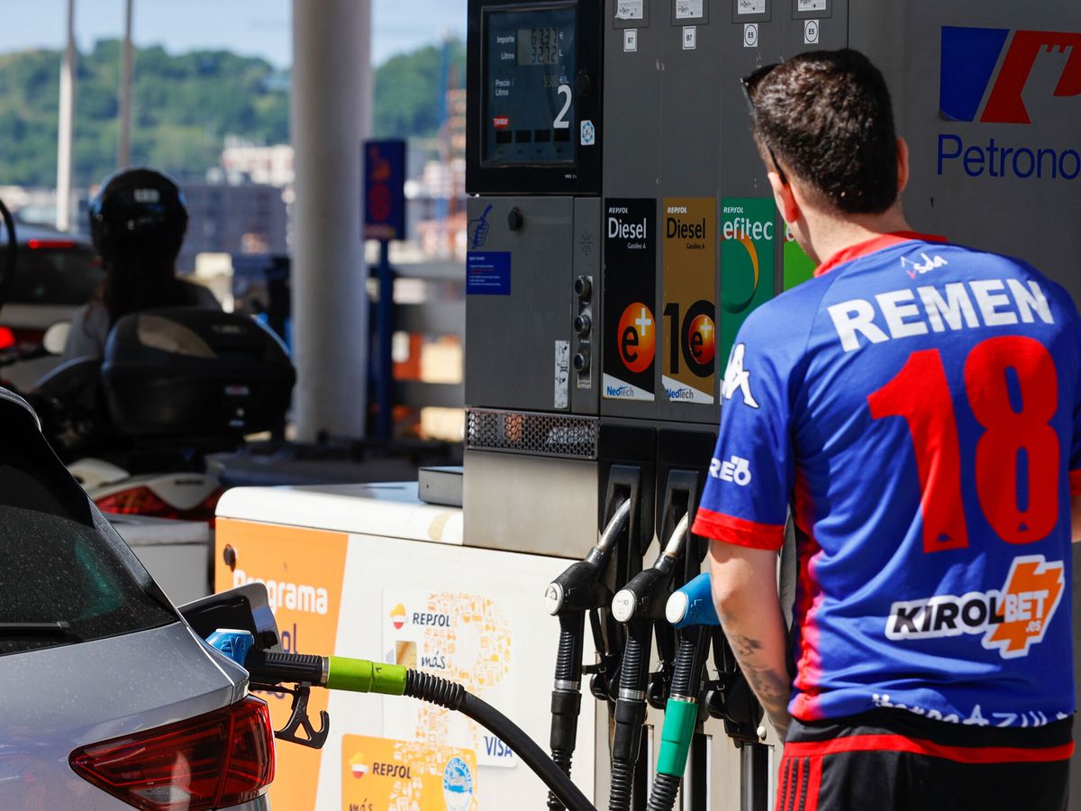Foto: Un hombre echa gasolina a su vehículo. EFE/Luis Tejido. 