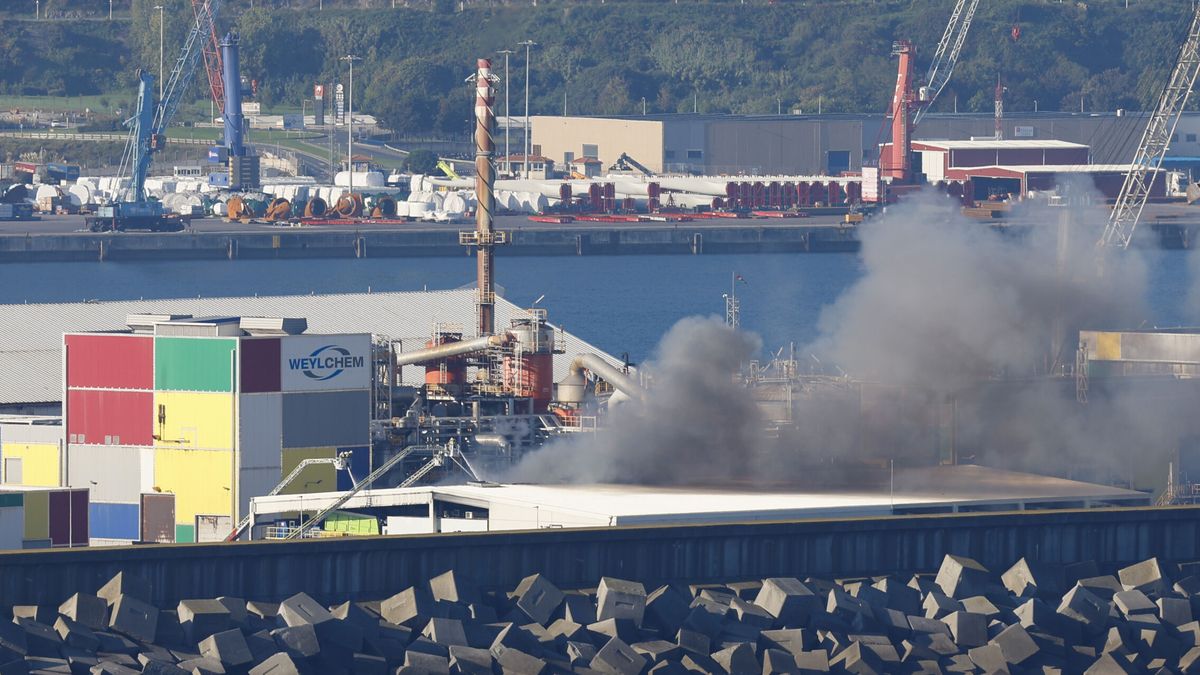 Declarado un incendio en una empresa de residuos del Puerto de Bilbao