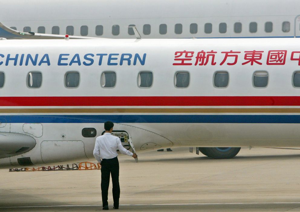 Foto: Un trabajador de China Eastern comprueba uno de los aviones en el aeropuerto de Shanghai. (Reuters)